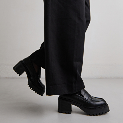 Mocassins &agrave; talons et semelles crant&eacute;es.... in black shiny leather | rhum