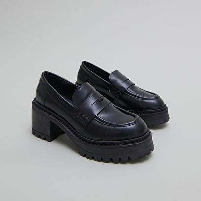 Mocassins &agrave; talons et semelles crant&eacute;es.... in black shiny leather | rhum