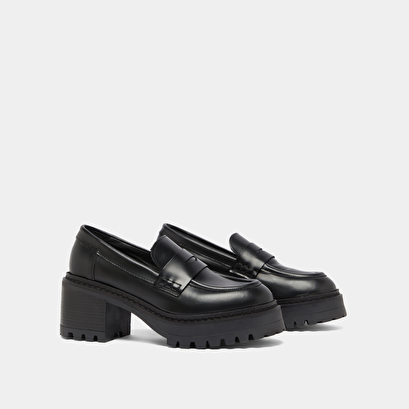 Mocassins &agrave; talons et semelles crant&eacute;es.... in black shiny leather | rhum