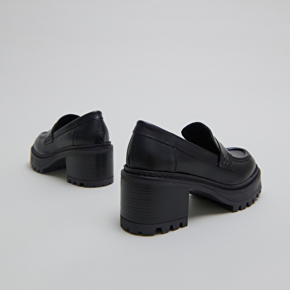 Mocassins &agrave; talons et semelles crant&eacute;es.... in black shiny leather | rhum