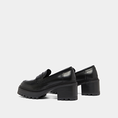 Mocassins &agrave; talons et semelles crant&eacute;es.... in black shiny leather | rhum