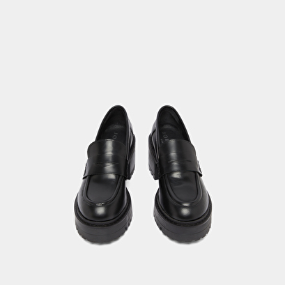 Mocassins &agrave; talons et semelles crant&eacute;es.... in black shiny leather | rhum