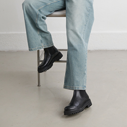 Boots with notched and elastic soles in black leather | amandine