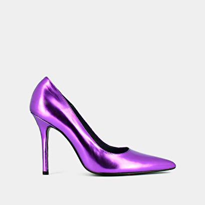 Pointed toe pumps and heels in purple metallic leather | dinera