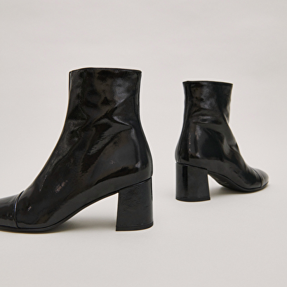 Heeled boots in black pleated patent | doniama