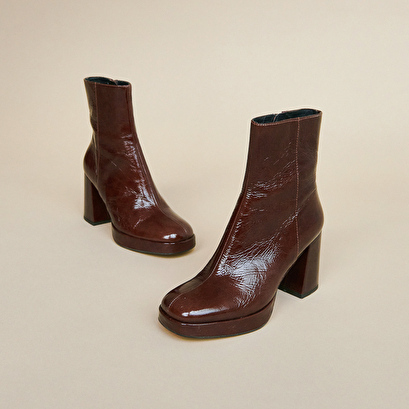 Platform ankle boots with square toes in brown shiny leather | voris