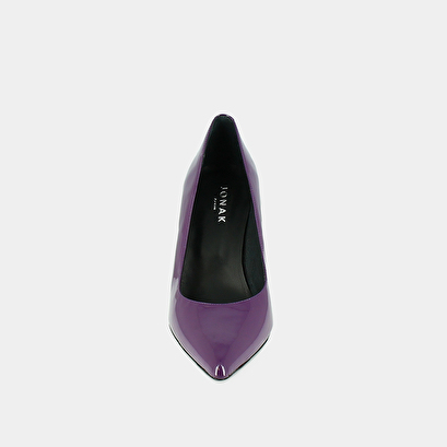 Pointed toe pumps in purple patent leather | dinero