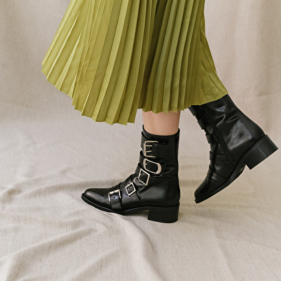 Boots with straps and pointed toes in black leather | diora