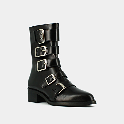 Boots with straps and pointed toes in black leather | diora