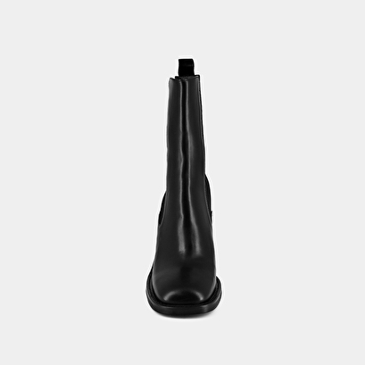 Heeled boots with square toes in black leather | dallant