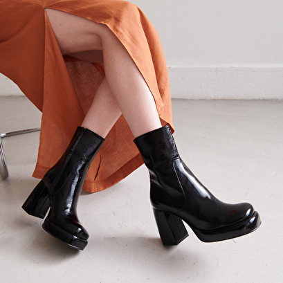 Platform ankle boots with square toes black