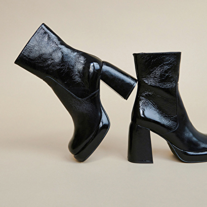 Platform ankle boots with square toes black