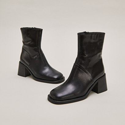 Bottines &agrave; bouts carr&eacute;s et coutures apparentes in black leather | diouma