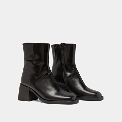 Bottines &agrave; bouts carr&eacute;s et coutures apparentes in black leather | diouma