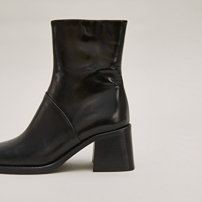 Bottines &agrave; bouts carr&eacute;s et coutures apparentes in black leather | diouma