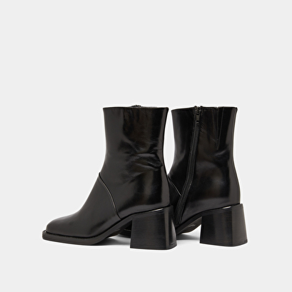 Bottines &agrave; bouts carr&eacute;s et coutures apparentes in black leather | diouma