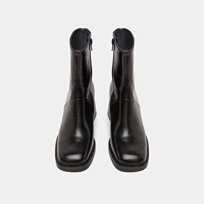 Bottines &agrave; bouts carr&eacute;s et coutures apparentes in black leather | diouma
