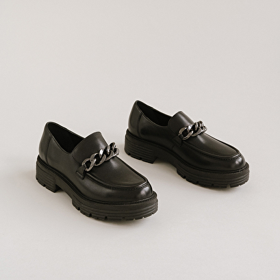 Loafers with chains and notched soles in black leather | antony