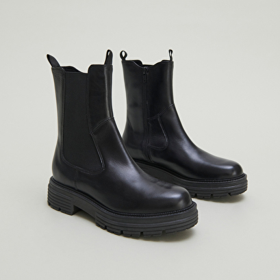 Ankle boots with notched soles in black leather | antonelle