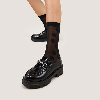 Mocassins &agrave; mors et semelles crant&eacute;es in black pleated patent | anton