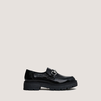 Mocassins &agrave; mors et semelles crant&eacute;es in black pleated patent | anton