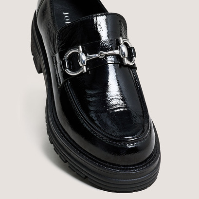 Mocassins &agrave; mors et semelles crant&eacute;es in black pleated patent | anton