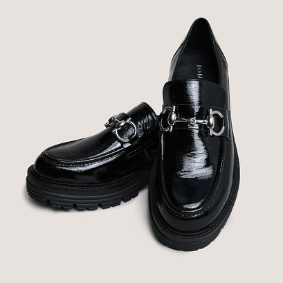 Mocassins &agrave; mors et semelles crant&eacute;es in black pleated patent | anton