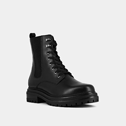 Boots with laces and notched soles black