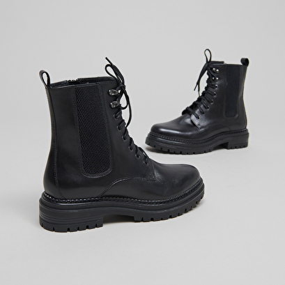 Boots with laces and notched soles black