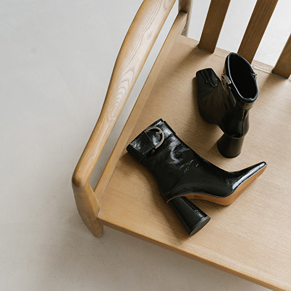 High heel ankle boots with buckles and round toes in black pleated patent leather | BANDOL