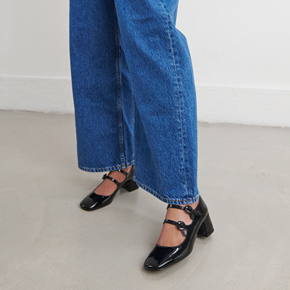 Babies with double straps and rounded toes in black patent | DELOU