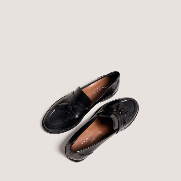 Flat heel loafers with tassels in black leather | DIE