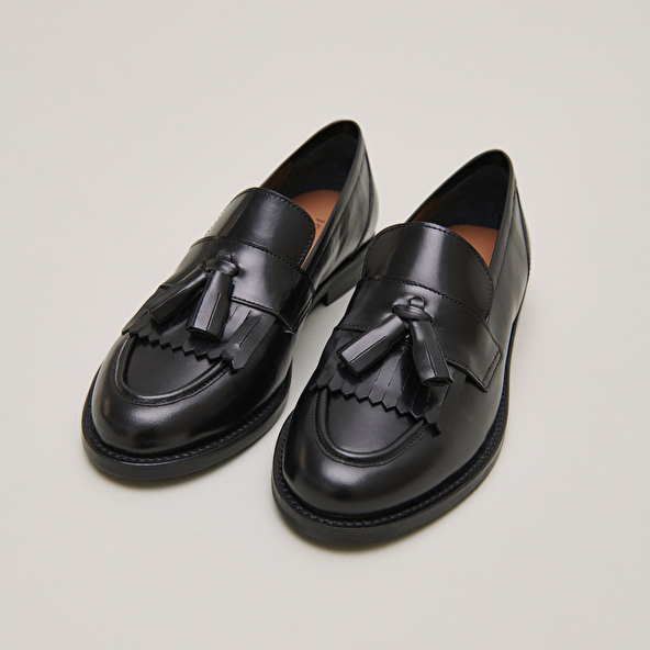 Flat heel loafers with tassels in black leather | DIE