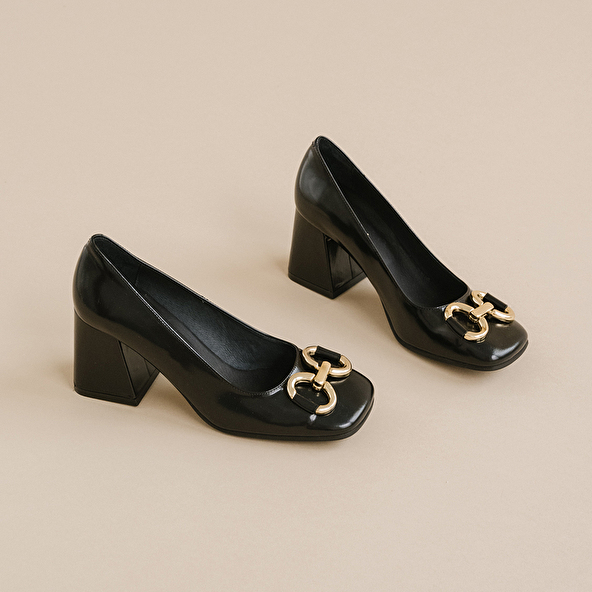 High heels and bows in black glazed leather | DOSTONY