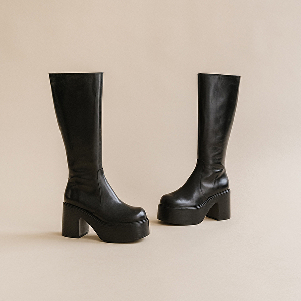 Platform boots with round toes in black leather | BAG