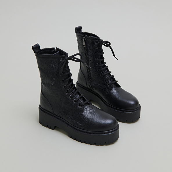 Platform boots with laces in black grained leather | ROBBO