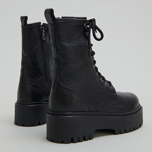 Platform boots with laces in black grained leather | ROBBO