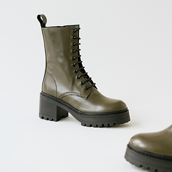 Platform boots with laces in glazed khaki leather | RUMBA