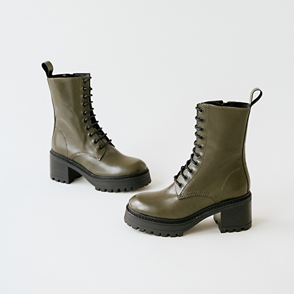Platform boots with laces in glazed khaki leather | RUMBA