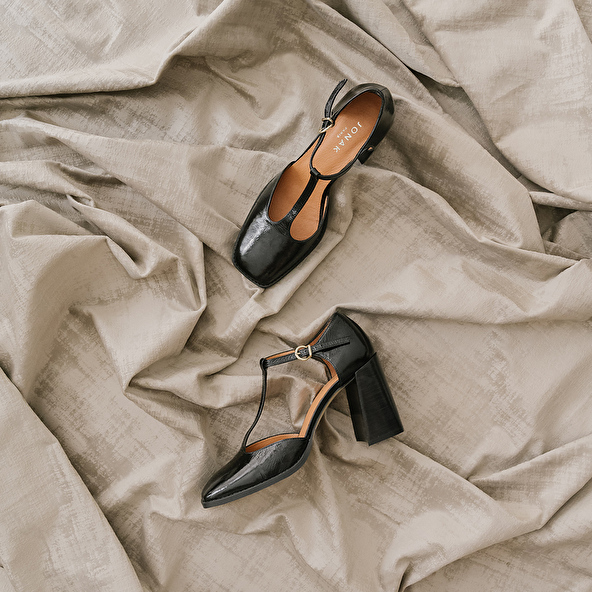 Babies high heels and square toes with straps in black shiny leather | VALLON