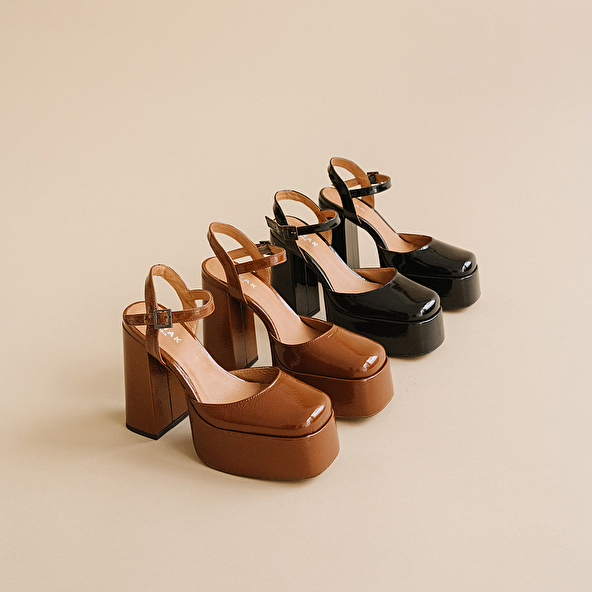 Platform slippers with straps in black patent | BACHELIER