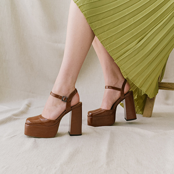 Platform slippers with straps in pleated cognac patent | BACHELIER