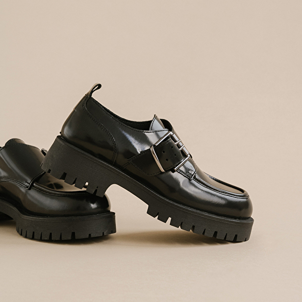 Derbies with flat heels, buckles and visible seams in black shiny leather | RAID