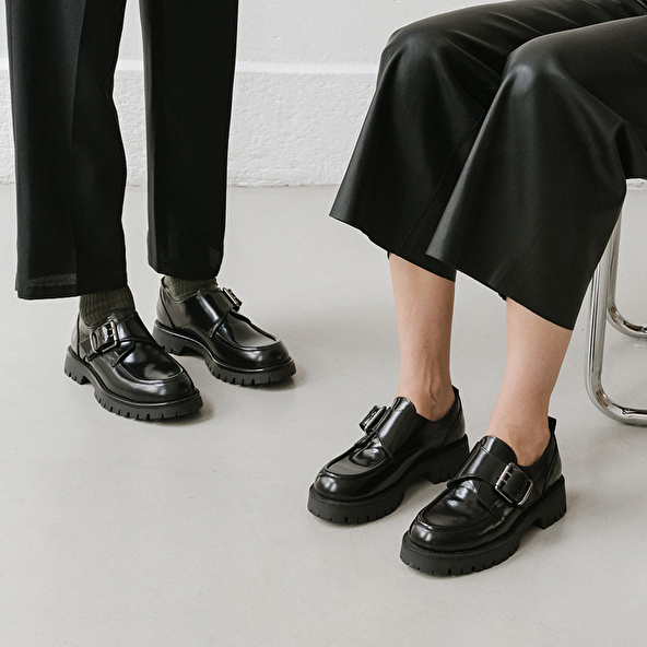 Derbies with flat heels, buckles and visible seams in black shiny leather | RAID