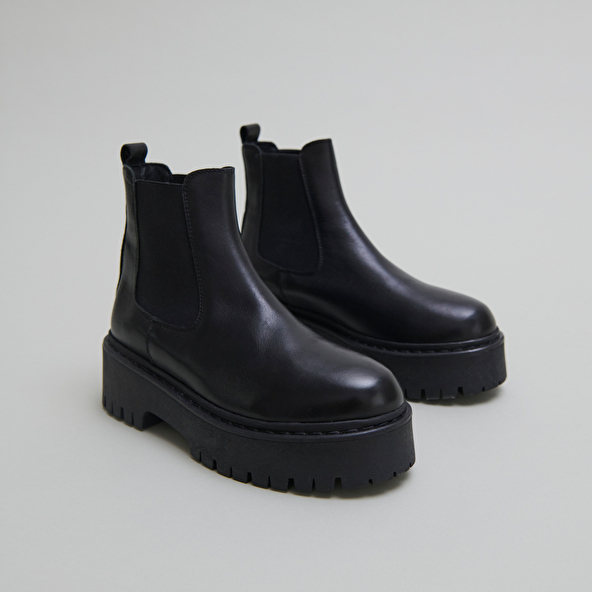 Platform boots with round toes in black leather | RAVIE
