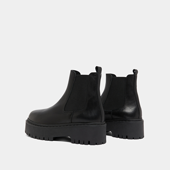 Platform boots with round toes in black leather | RAVIE