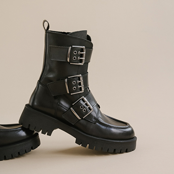 Boots with notched soles and straps in black leather | RUNNER