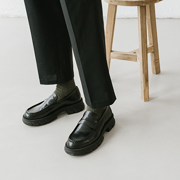 Moccasins with notched soles in glazed black leather | DIAQUO