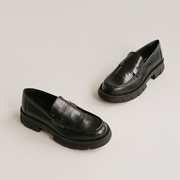 Moccasins with notched soles in glazed black leather | DIAQUO
