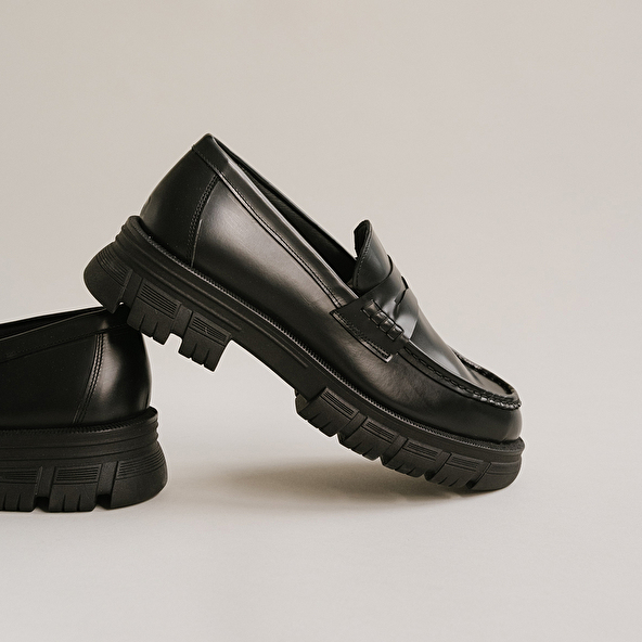 Moccasins with notched soles in glazed black leather | DIAQUO